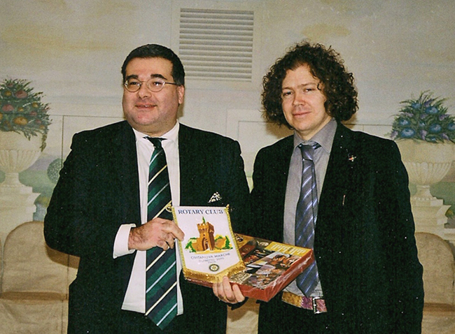 Il Presidente del Rotary civitanovese, M.o Alfredo Sorichetti (a des.), dona al Presidente del locale Centro Studi Cariani, dott. Alvise Manni (a sin.), il gagliardetto (o guidoncino) del Club di Civitanova Marche (MC) alla fine della Conviviale Sociale del 22 Gennaio 2010 dedicata ad Annibale Caro (foto G. Cognigni)